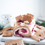 Weihnachtliche Spekulatius-Biskuitrolle mit Kirschen