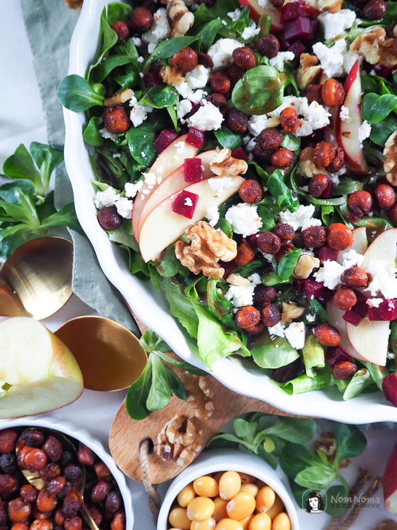 Wintersalat mit Feldsalat, Apfel, Rote Bete, Feta, Walnüssen und ...