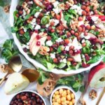 Wintersalat mit Feldsalat, Apfel, Rote Bete, Feta, Walnüssen und knusprigen Süßlupinen
