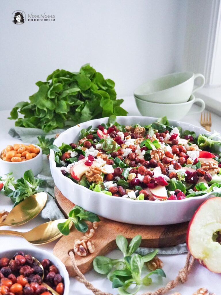 Wintersalat mit Feldsalat, Apfel, Rote Bete, Feta, Walnüssen und ...