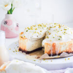 Cremiger Eierlikör-Cheesecake mit Pistazien-Sahne | Eierlikör Käsekuchen