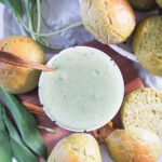 Cremiger Whipped Bärlauch-Feta-Dip