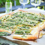 Grüner-Spargel-Tarte mit Kartoffeln, Erbsen, Ziegenfrischkäse und Panko-Knusper