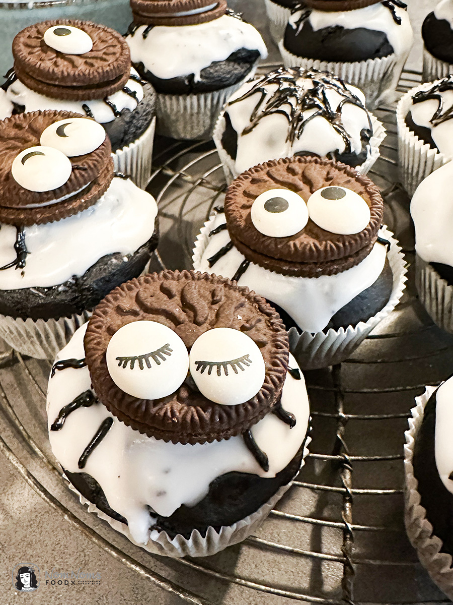 Halloween Rezept: Gruselig süße Spinnen-Muffins | Schokoladen-Muffins mit schwarzem Kakao