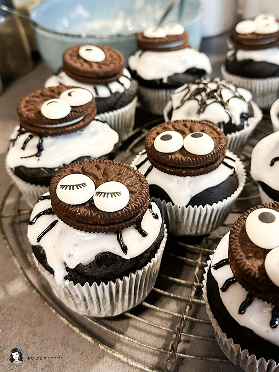 Halloween Rezept: Gruselig süße Spinnen-Muffins | Schokoladen-Muffins mit schwarzem Kakao