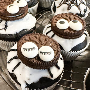 Halloween Rezept: Gruselig süße Spinnen-Muffins | Schokoladen-Muffins mit schwarzem Kakao