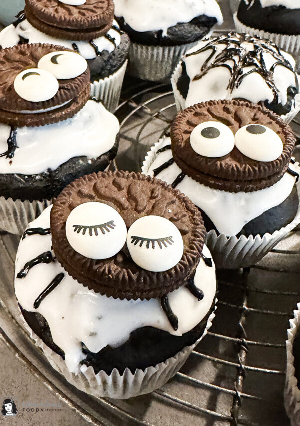 Halloween Rezept: Gruselig süße Spinnen-Muffins | Schokoladen-Muffins mit schwarzem Kakao