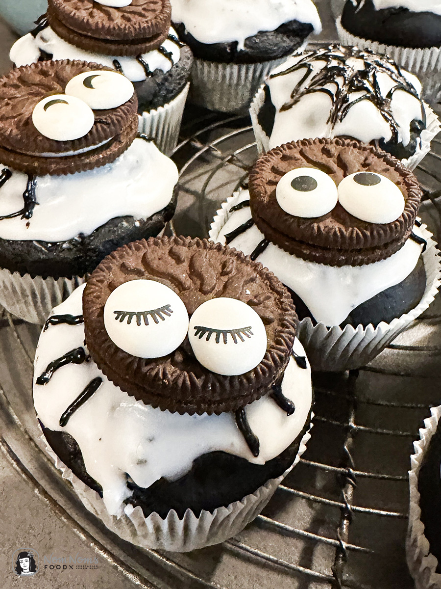 Halloween Rezept: Gruselig süße Spinnen-Muffins | Schokoladen-Muffins mit schwarzem Kakao