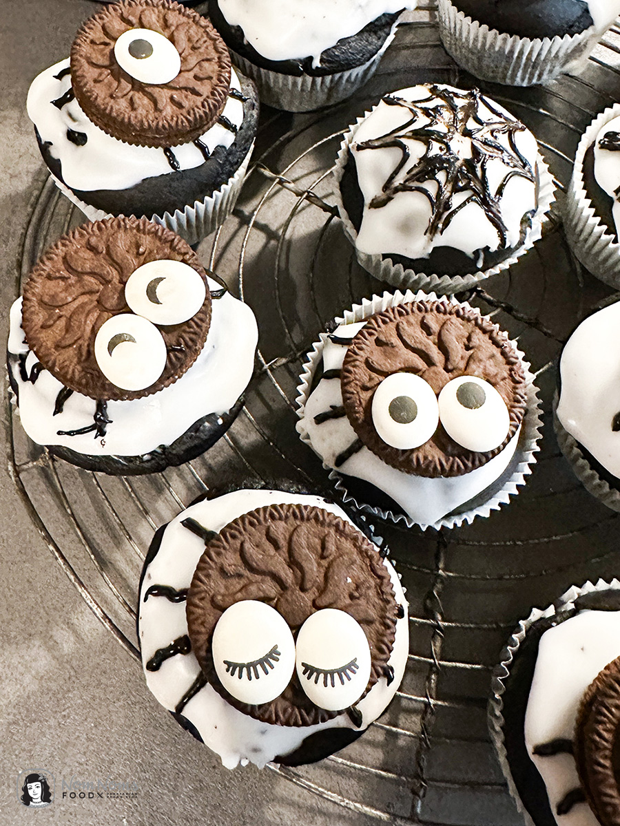 Halloween Rezept: Gruselig süße Spinnen-Muffins | Schokoladen-Muffins mit schwarzem Kakao