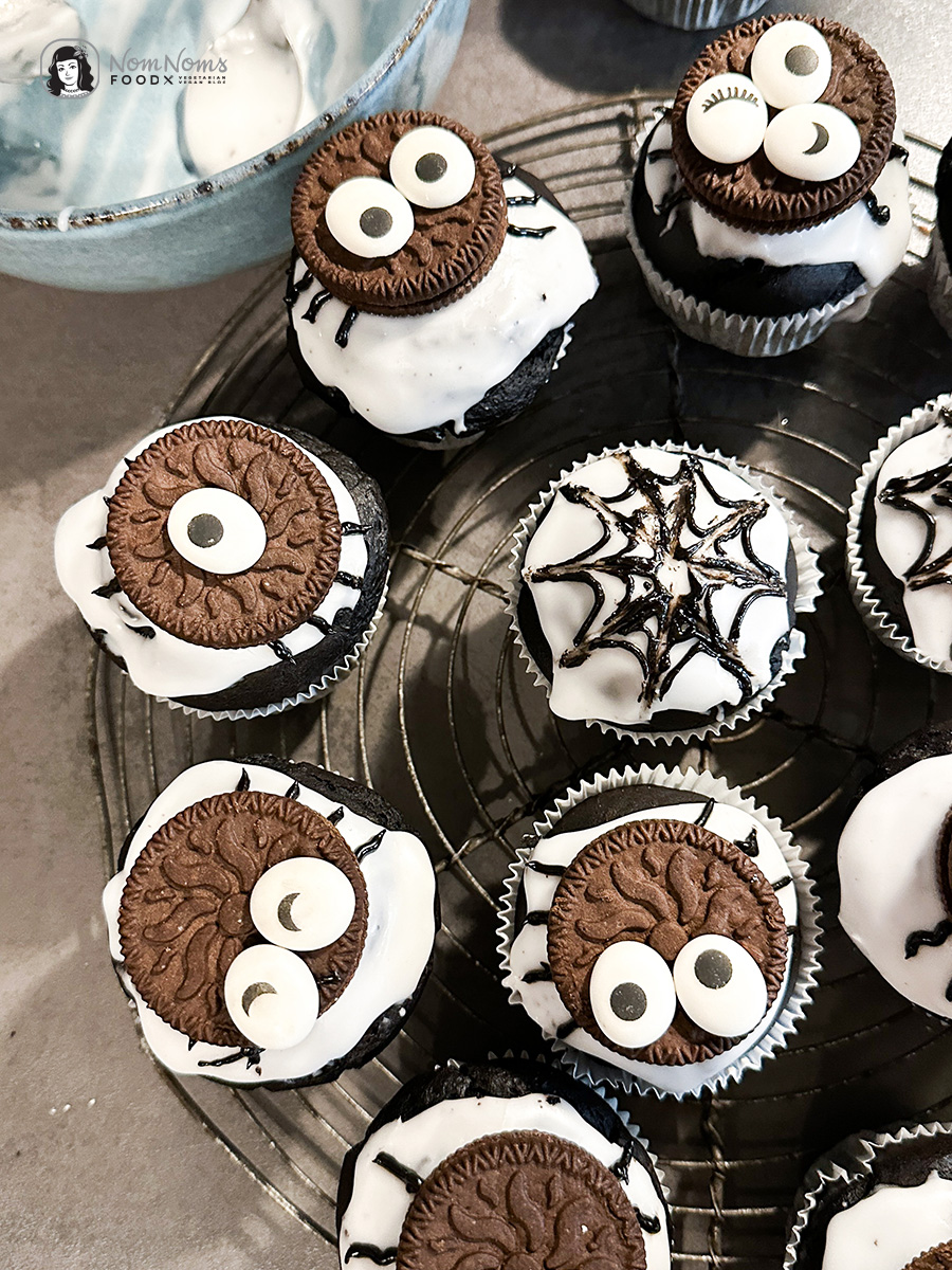 Halloween Rezept: Gruselig süße Spinnen-Muffins | Schokoladen-Muffins mit schwarzem Kakao