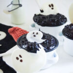 Schwarzer Schokoladen-Milchreis mit Schokoladen-Geistern für Halloween mit schwarzem Kakao
