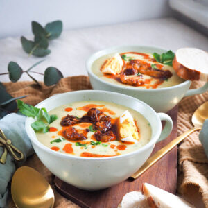 Cremige Senf-Kartoffelsuppe mit geröstetem Blumenkohl und Ei