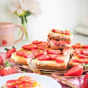 Erdbeer-Pistazien-Käsekuchen-Schnitte