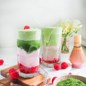 Matcha-Himbeer-Kefir-Mocktail mit Matcha
